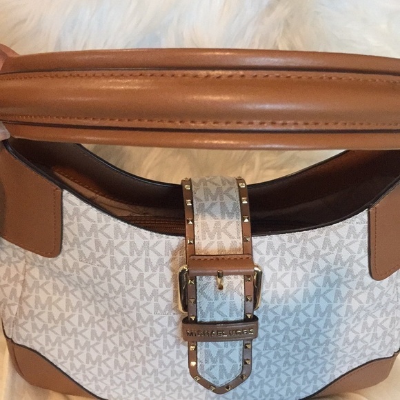 Michael Kors Lillian Vanilla Medium Shoulder Bag - Picture 7 of 17